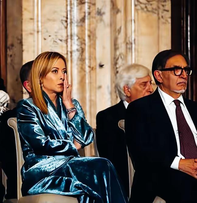 梅洛尼这反光的衣服，看上去怎么样啊？梅洛尼这是换了穿衣风格了啊！穿上了这么有