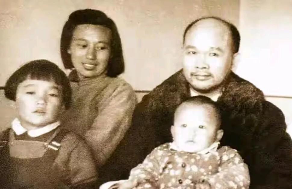 这张老照片定格了开国大将徐海东、夫人周东屏与一双儿女的温馨全这张老照片定格了开国