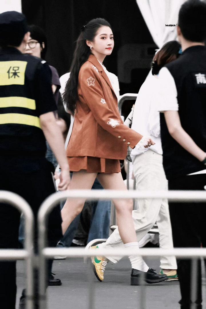 关晓彤五四晚会录制路透生图超能打！棕色套装俏皮又干练，期待第八次的精彩舞台🎤