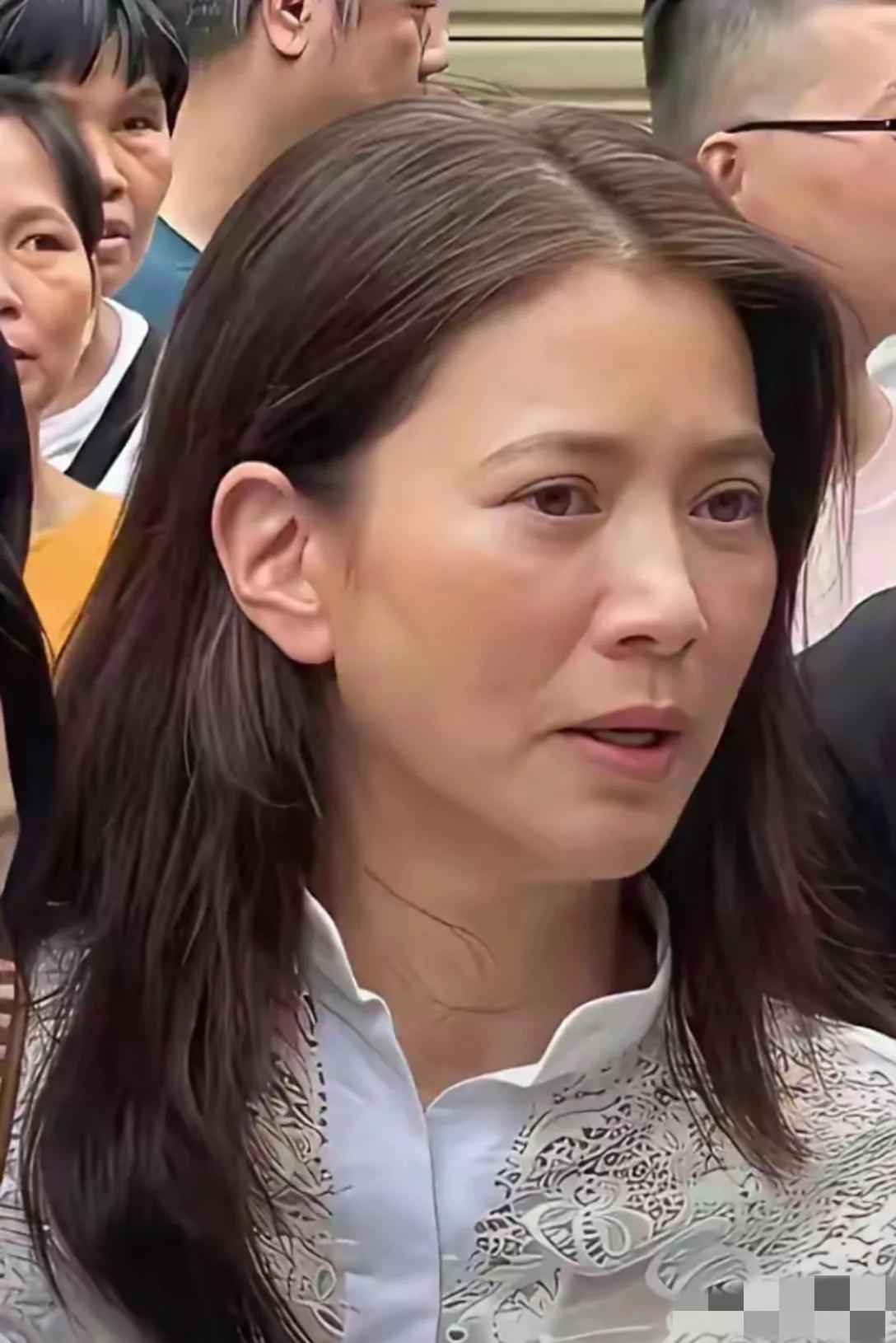 哇塞，镜头中的袁咏仪丝丝缕缕的白发一目了然，法令纹清晰可见，肤色黄中透红，眼球发