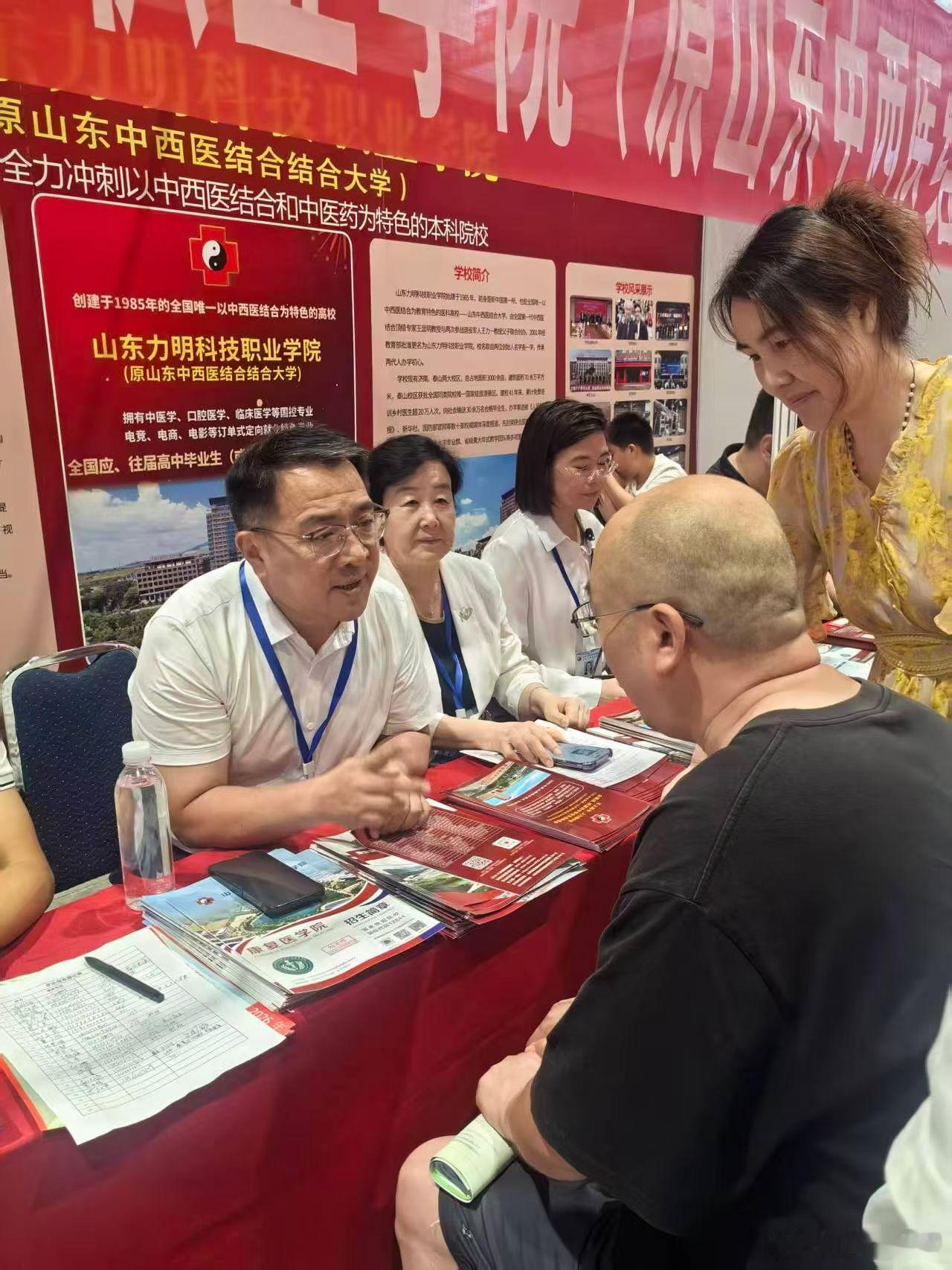 “人生就是在"看透"和"学会"里慢慢活成更清醒更坚韧的自己”