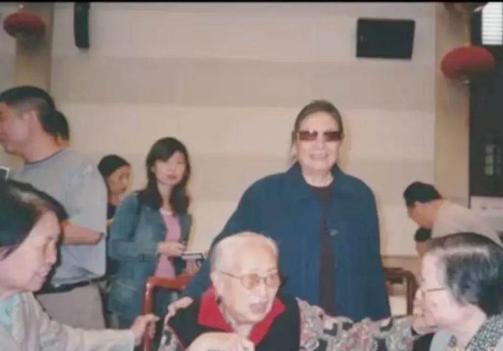 一张功勋夫人出席活动时的合影，前中坐者是陈赓大将夫人傅涯、前左一是陈锡联上将夫人