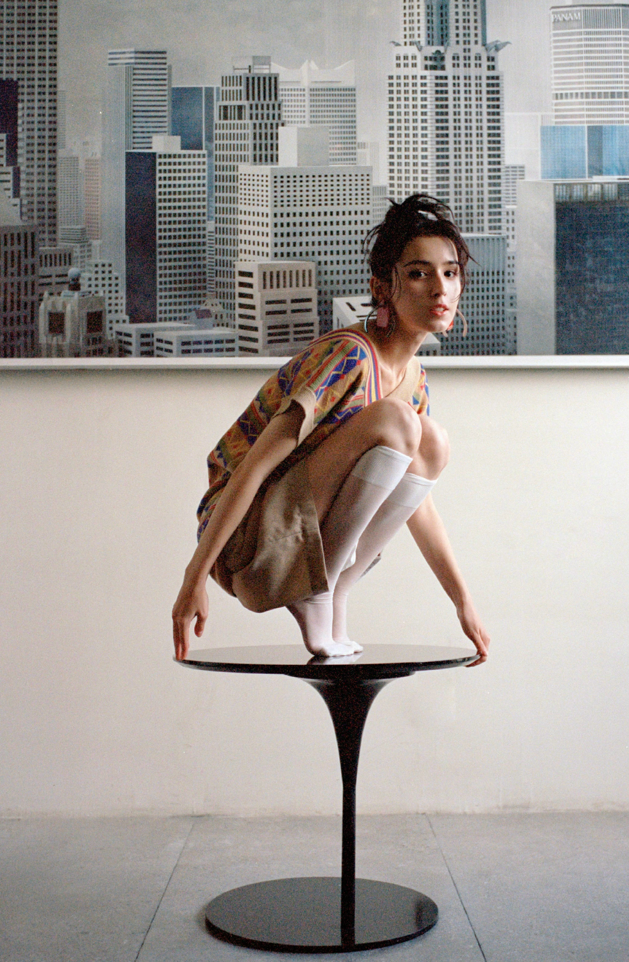 看到哈妮克孜的写真，真的会被那种扑面而来的异域风情惊艳到！她的五官简直是女娲的炫