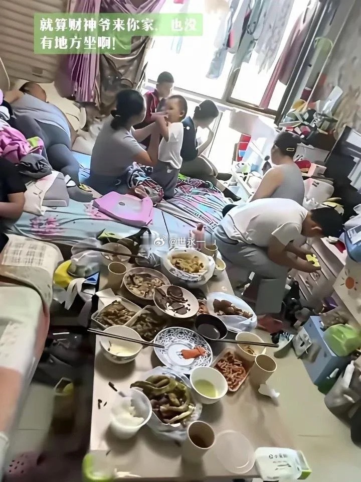 一屋子居然没有一个收拾的，太压抑了！