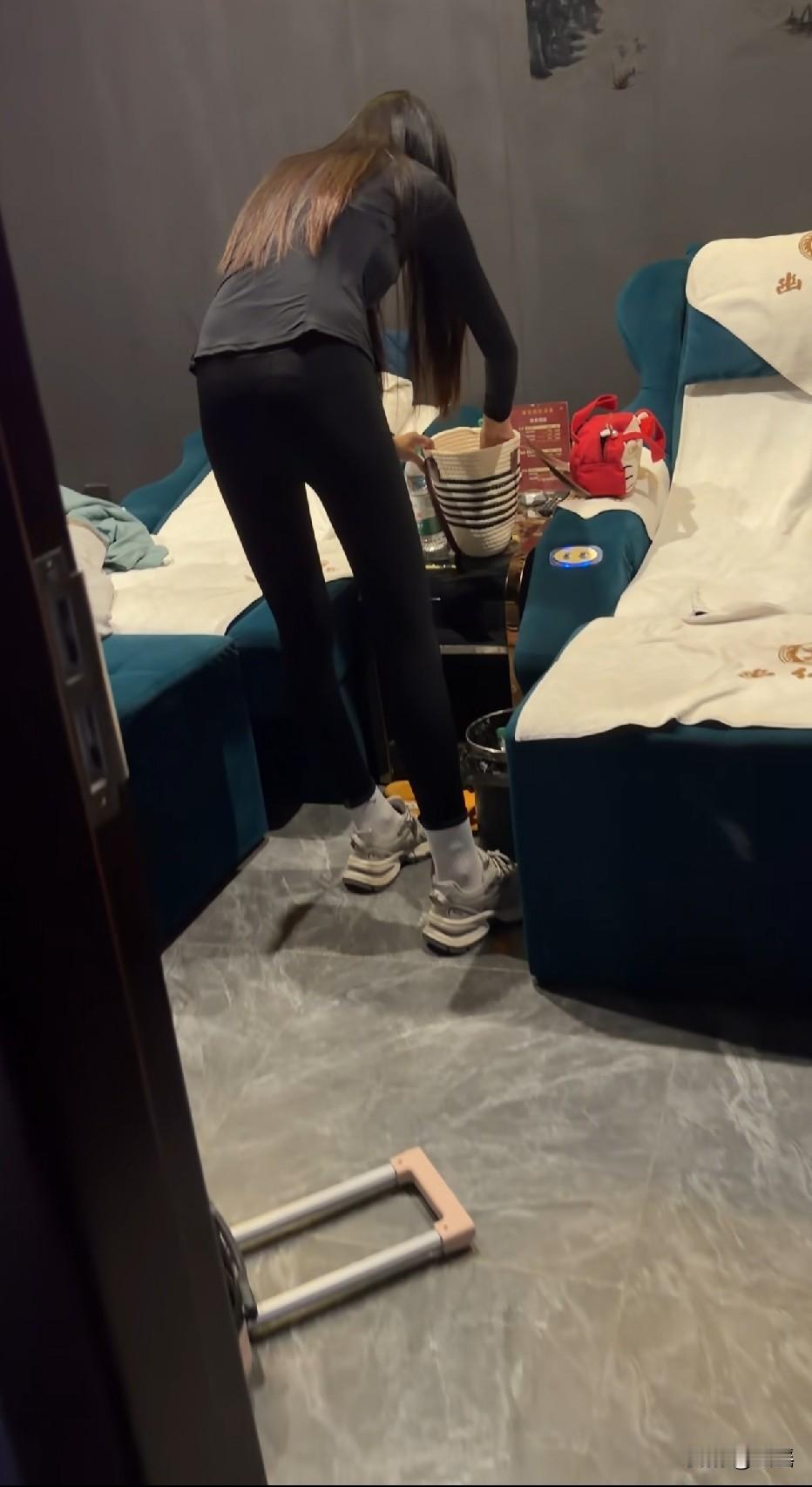 穿成这样，大热天的不热吗？