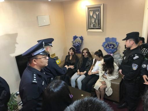 贵州一家足浴门店，一名男子交完洗脚的费用，点好女技师进到包间，开口就提出要做特殊
