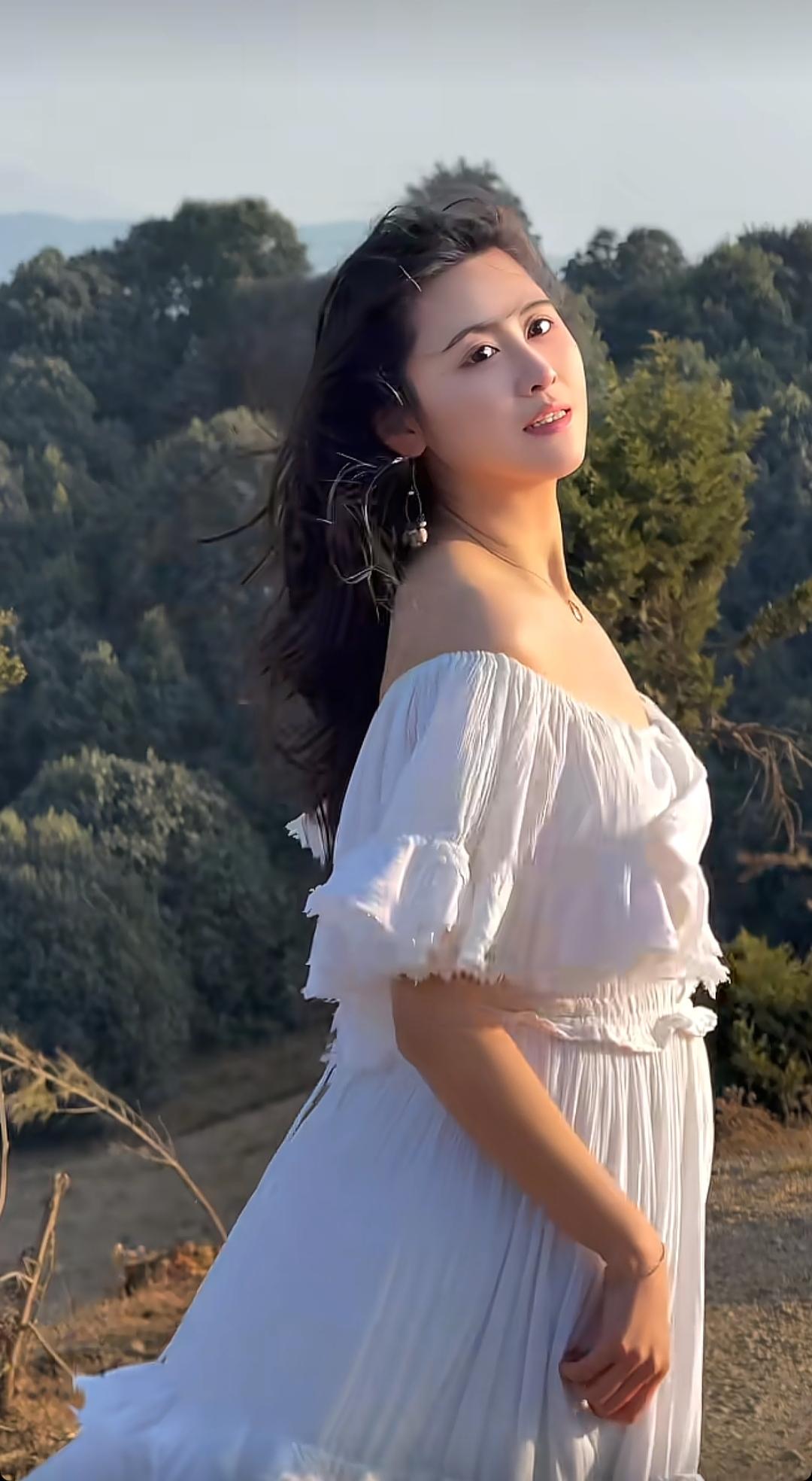 叶凯薇！这两张图是从她抖音里截图来的，不清晰了！不过还好吧，起码是最新的动态