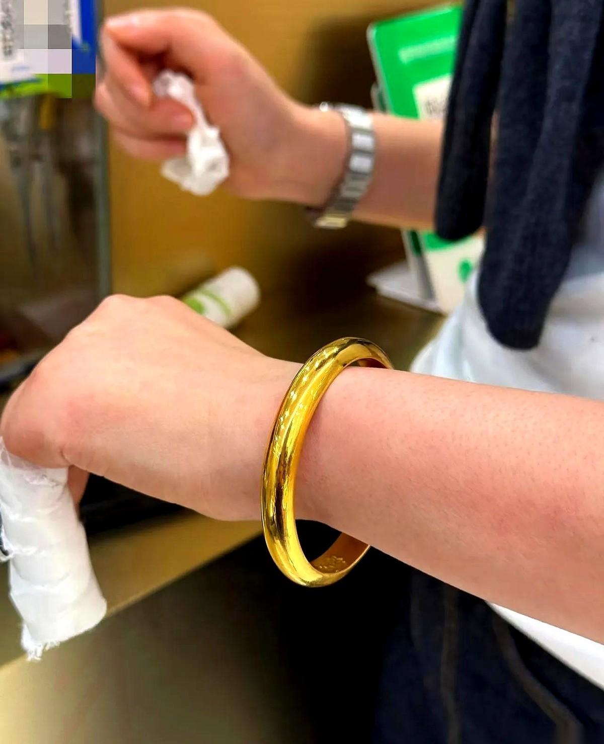 今天去金店，差点没被吓出来。一只100克的金镯子，标价12万。你没看错，12