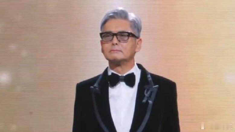 周润发快哭了这一幕太戳心了！在MAMA现场，周润发主持时，全场观众自发起立为