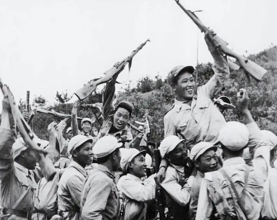 1951年，志愿军侦察兵抓住一个南朝鲜营长，政委抬头一看，站起来说：“怎么是你？