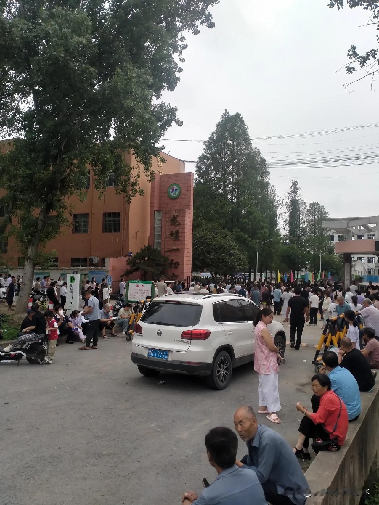 农村娃到底该不该追求高学历呢?有不少人宣称，如今孩子读大学毫无用处。听到这类