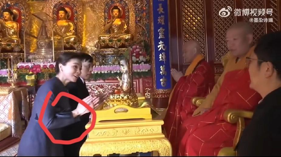 泰王后苏提达真的很优雅，她的东西不会放在地上，而是夹在腋下。要是我们普通人，