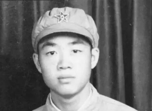 1951年，一个15岁新兵擦大炮，埋头看瞄准镜，谁料突然瞅见对面山头绿影晃动。