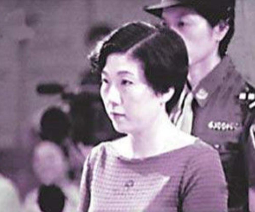 2001年，落马的女贪官蒋艳萍，为了能跟外面递消息，悄悄盯上了看守所副所长万江，