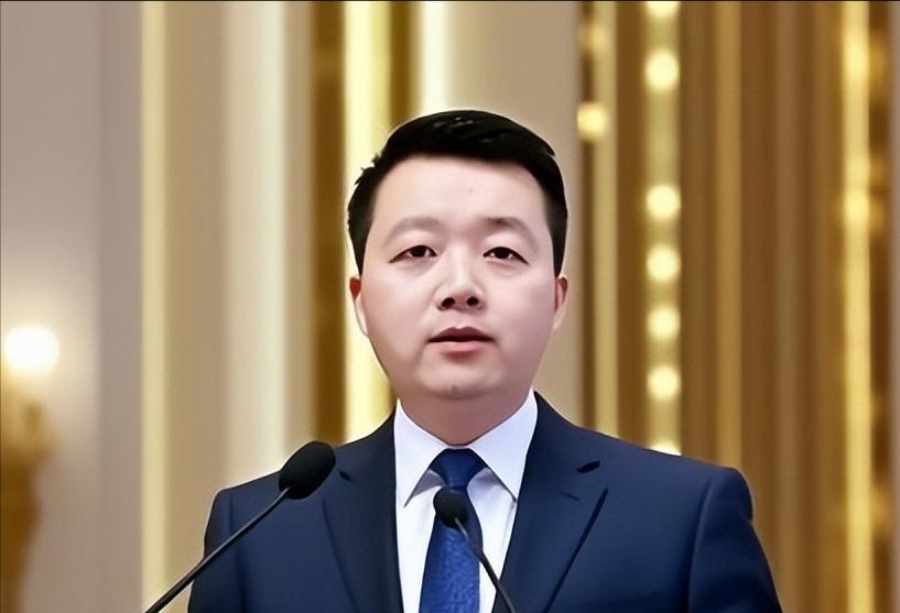 罗鸿提议取消私生子女继承权，舆论炸锅了！近日，时事评论员罗鸿公开发声，强烈建