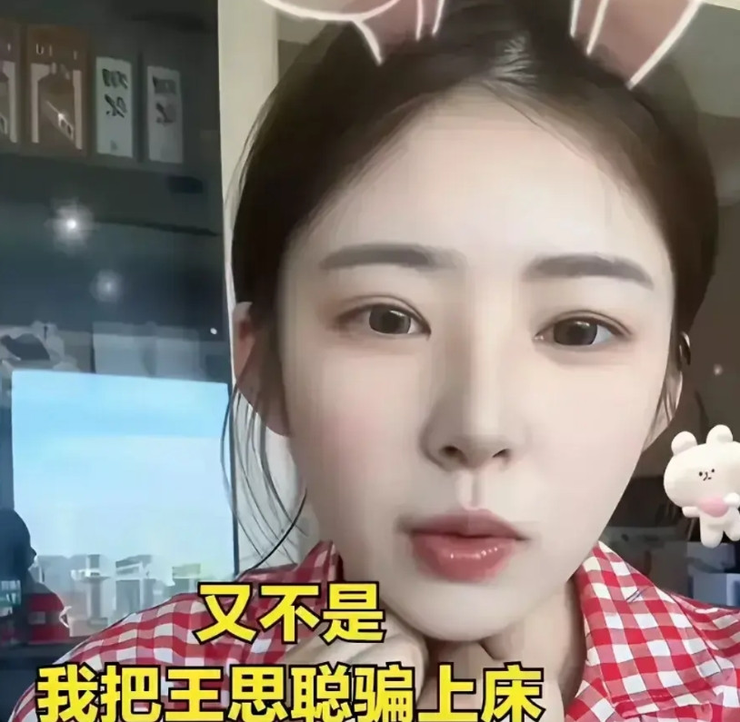 黄一鸣，很奇葩。1.未婚先孕，成了赚取噱头的本钱，开始网上贩卖八卦和绯闻。