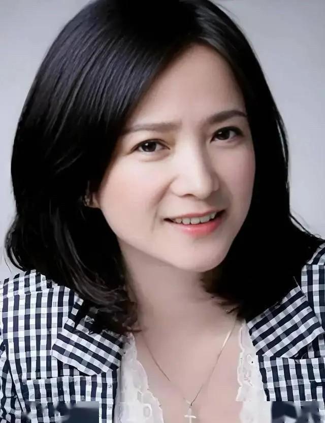 真正的美人，不是被欣赏，而是成为标准本身。何晴一走，带走了一整套关于“江南古典