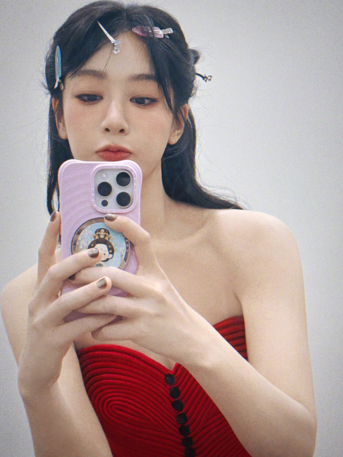 杨紫今日份对镜自拍营业