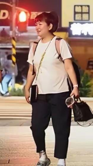 完全不敢认！这竟然是当年大名鼎鼎的SHE组合中最美的那个！