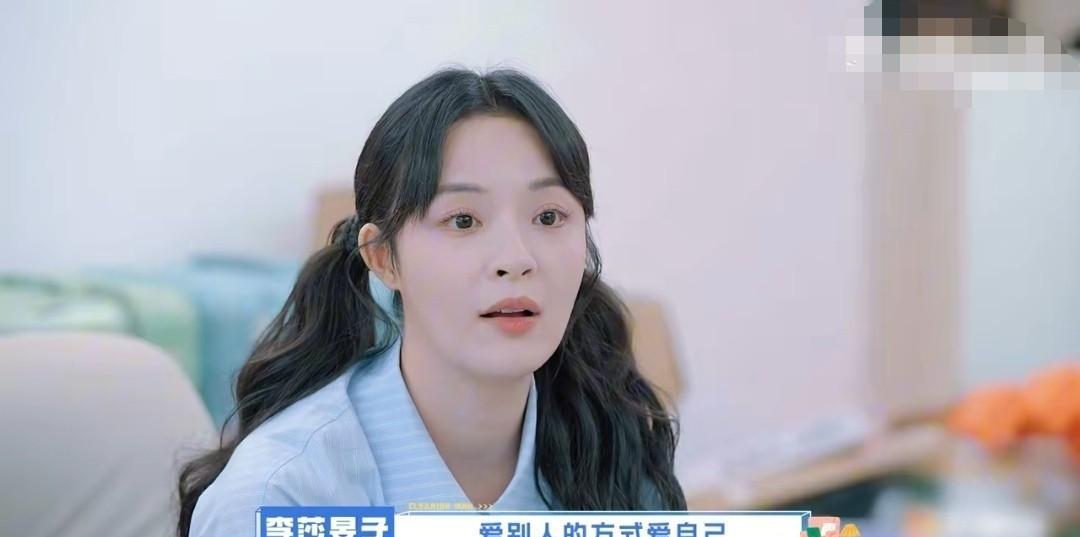 主持人李莎旻子说：“我曾经很天真的认为我会在30之前岁结婚，32岁之前会有自己