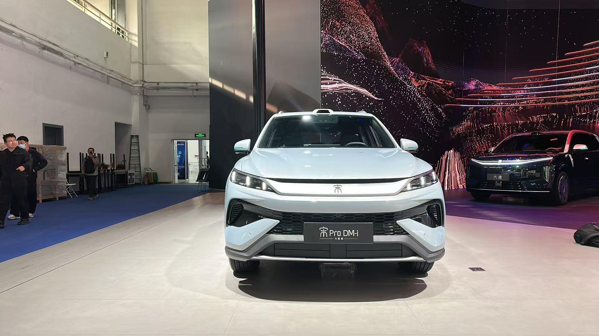 “宋”驰出发，新款来了。今天比亚迪发布了全新宋ProDM-i飞驰版，220km