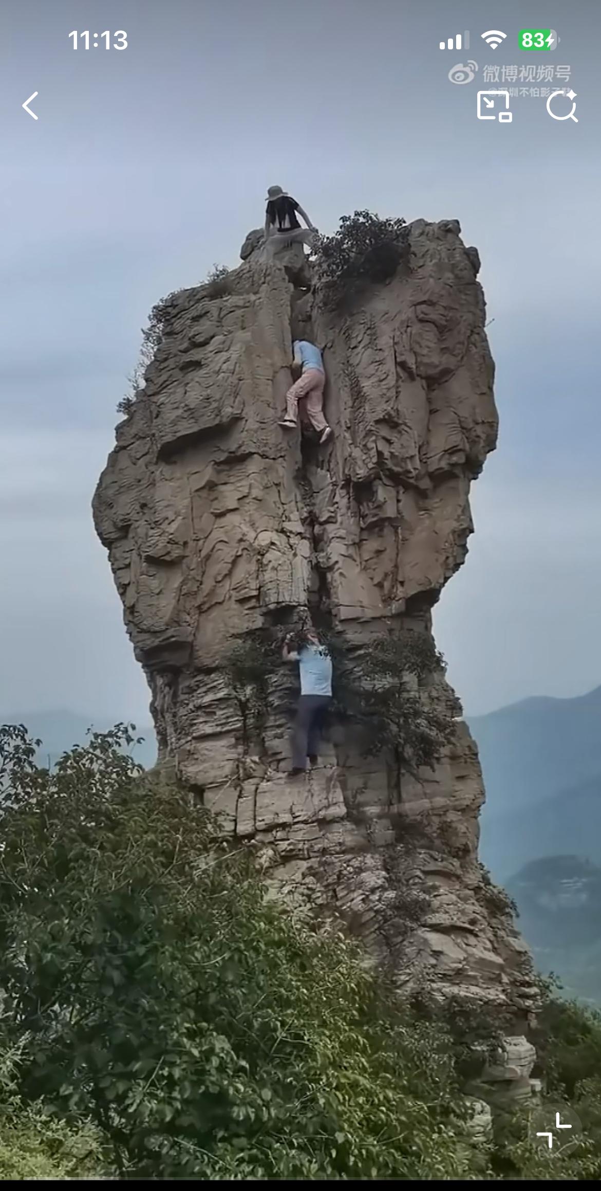 胆子实在太大，淄博博山石门景区，三名男女徒手攀爬近乎垂直的孟良靴巨石。8月30