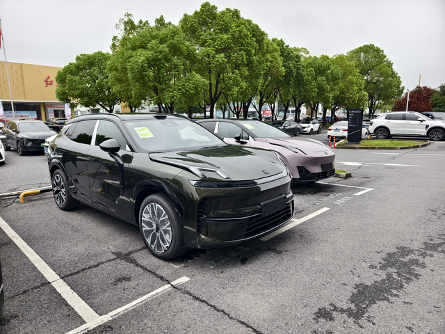 对26款领克08有点失望新款这个“鎏光金”，金在哪里？和之前那个官图差别太了！