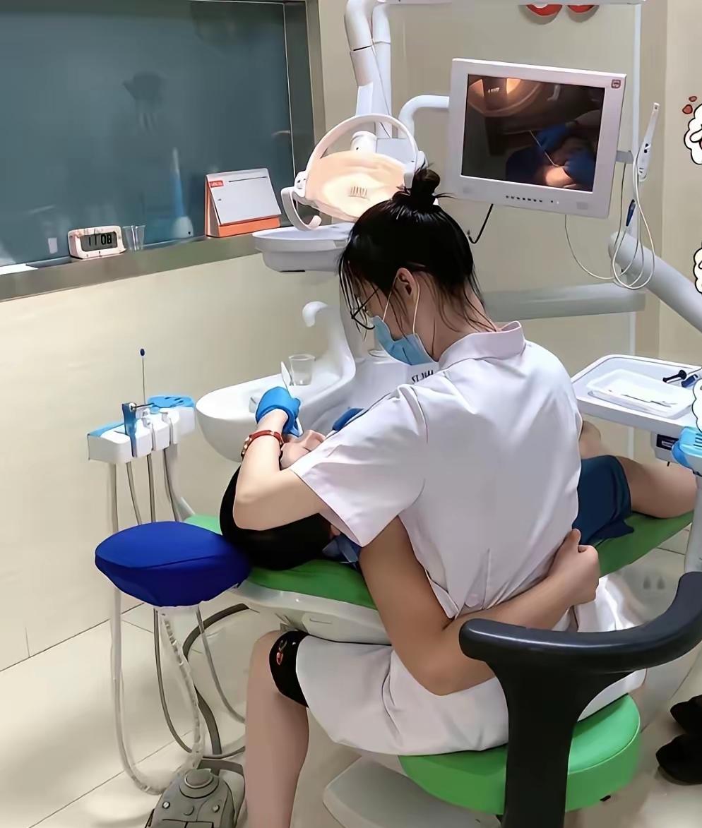 最近，一张牙科诊室里的照片突然在网上火了。照片里，男患者在做牙齿钻磨治疗时，居然