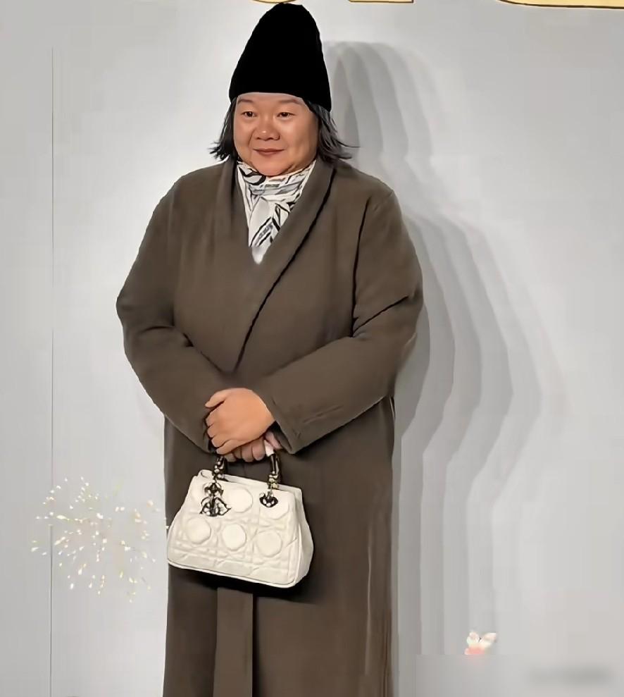 丑了大半辈子，长相不算出彩，家世得天独厚，洪晃能拿下十大魅力女人称号，靠的可不是