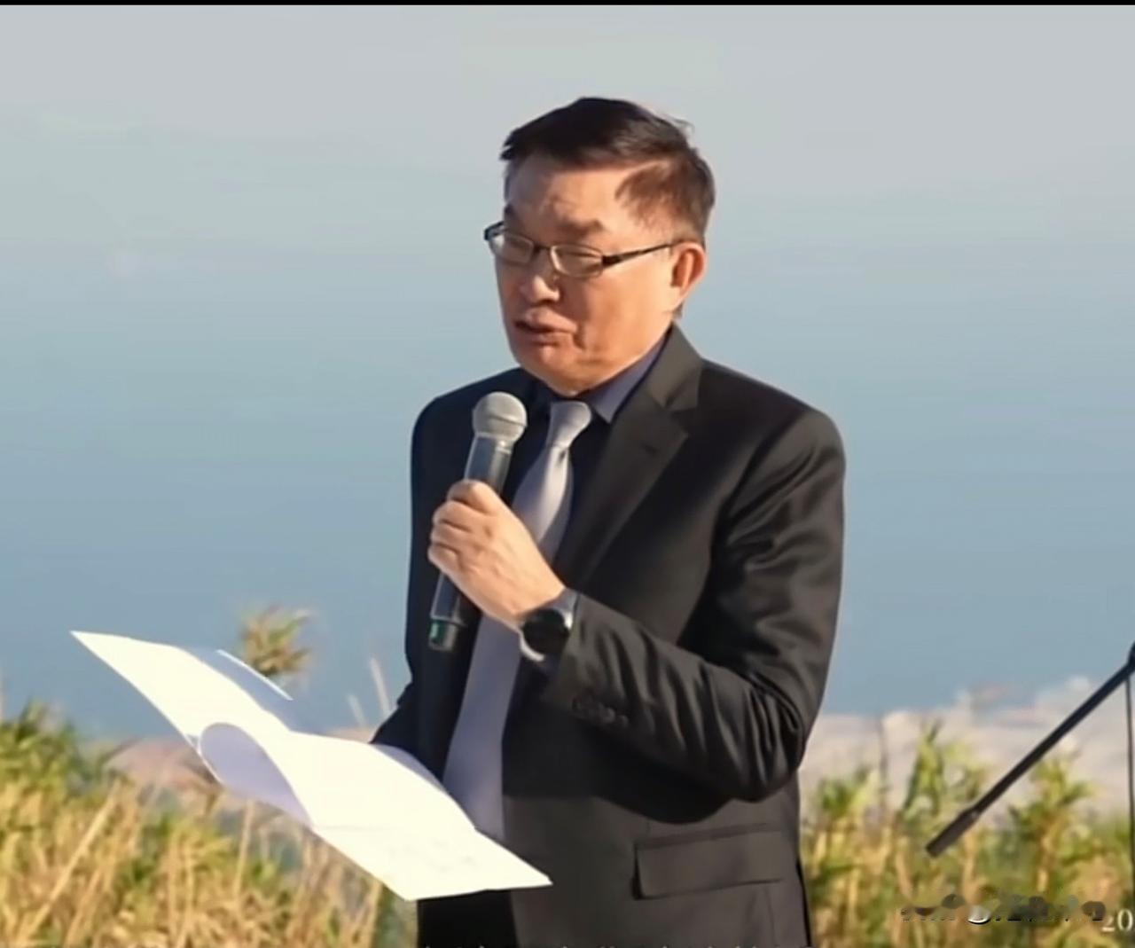 逗乐了！台湾时事评论员苑举正聊起小时候的往事，真的好有趣。没想到他和他的父亲还有