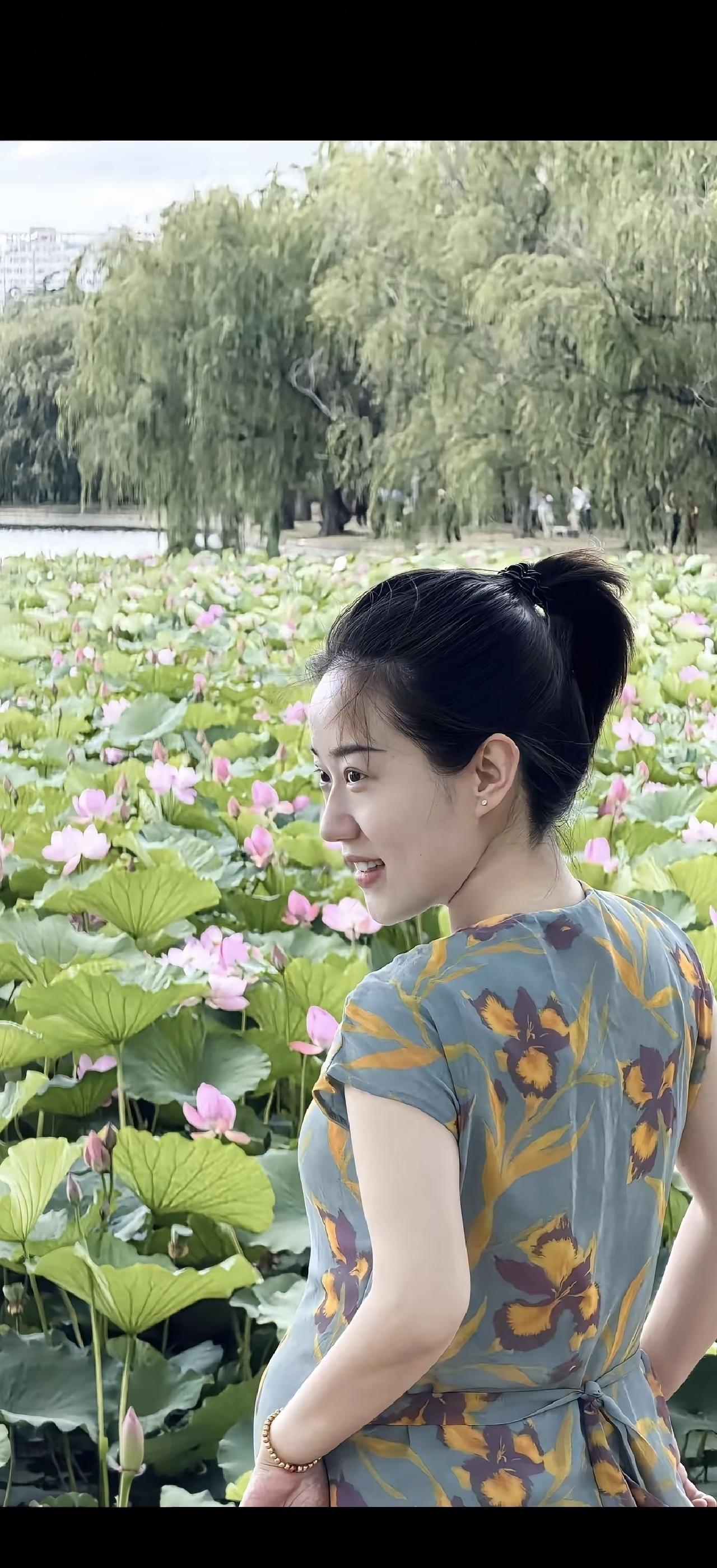 绿荷相映笑，清风满面来。