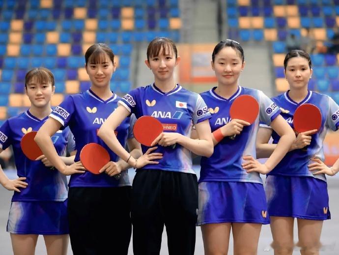 这是不是按身高排的为了对称[笑着哭]其实现在日本女队的平均身高是越来越高了也