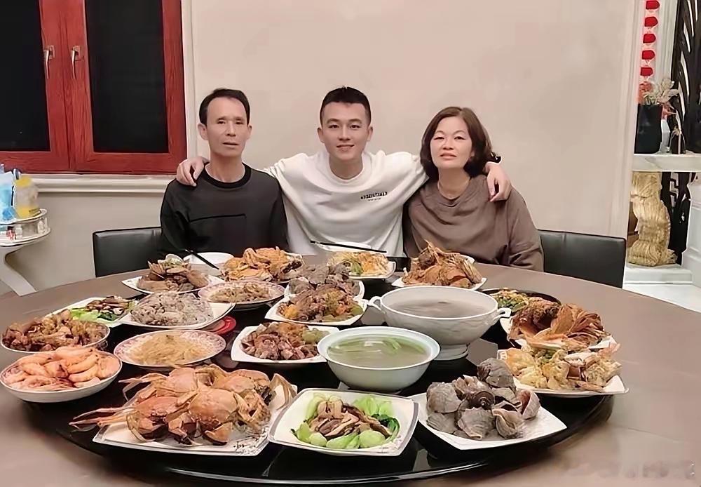 欧豪的爸妈看着好随和的样子欧豪出生于福建，爸爸是渔民，妈妈是渔村姑娘，他在平潭县