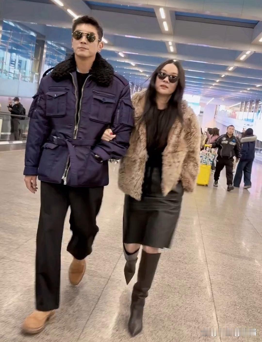 杜江霍思燕机场同框太吸睛！一身穿搭贵气十足，戴着情侣墨镜甜蜜对视，这扑面而来的豪
