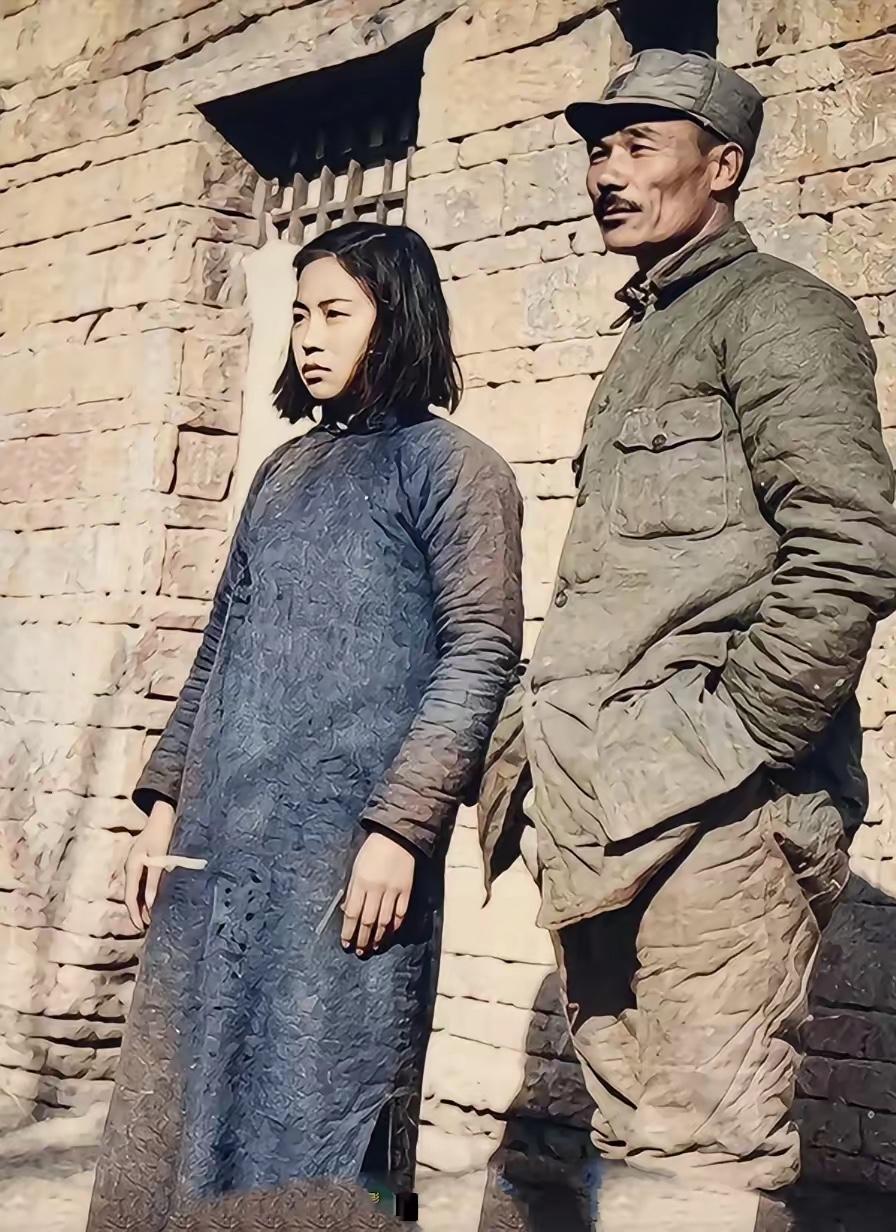 这张照片里的两个人，是开国中将孙毅和他的妻子田秀娟，他们是相伴一辈子的革命夫妻，