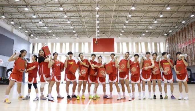 【中国女篮中锋天团太炸了！李月汝韩旭领衔，5大内线组“移动长城”】中国女篮中