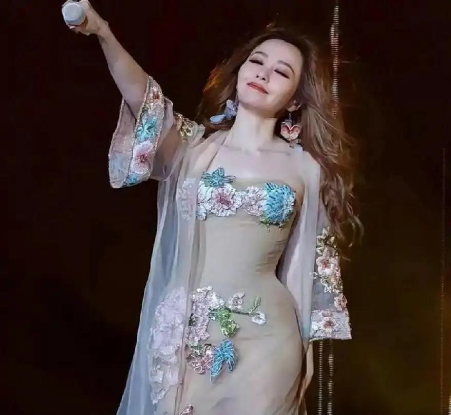 诶妈呀，我看张靓颖这可不是“靓”，而是“光”。