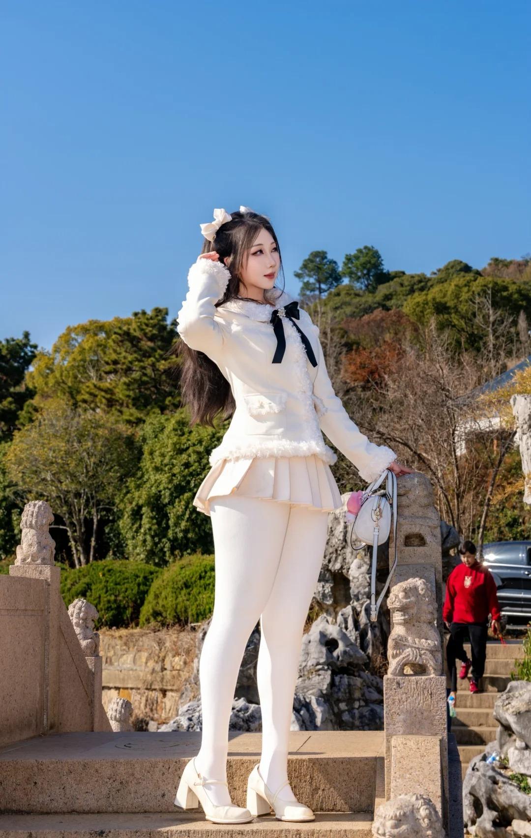 转场西山岛，林屋梅海连片成涛，驾浮阁上可揽太湖烟波与千顷花浪同框。古村炊烟混着梅