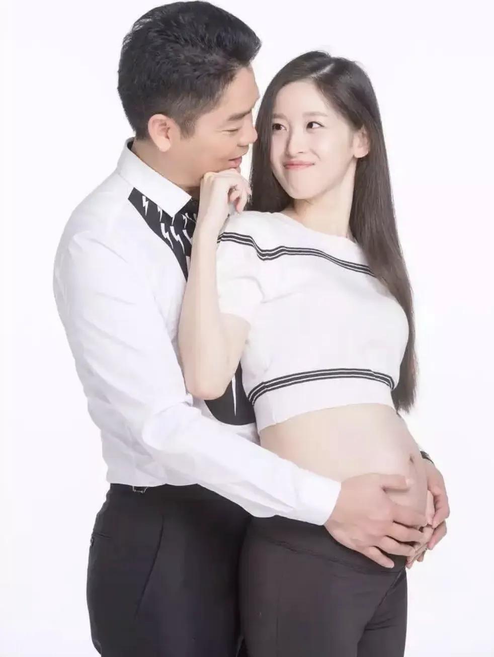 刘强东揽着比自己小二十岁的奶茶妹！事业小娇妻全拥有，人生赢家！令天下男人多羡慕！