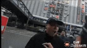 中国游客在日本被右翼分子围堵辱骂，险些遭到殴打。近期日本排斥华人明显严重了，国