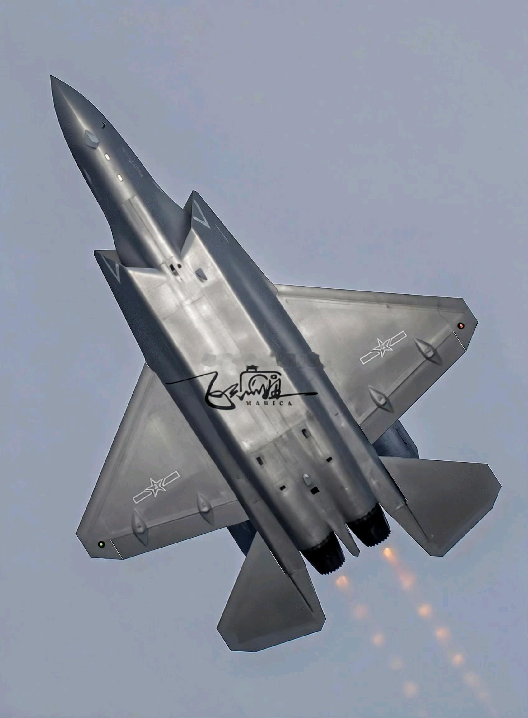 看看J-35A平坦、绝美的腹部充满了工业之美，再对比F-35崎岖且凹凸不平的腹