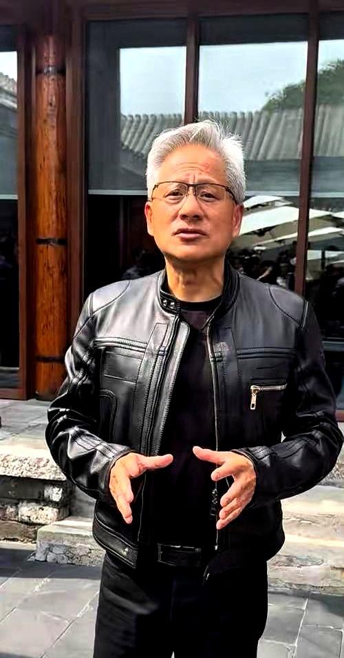 很多人一边刷手机一边焦虑，结果越刷越慌。可黄仁勋这句话，真有点戳人：别把焦虑养