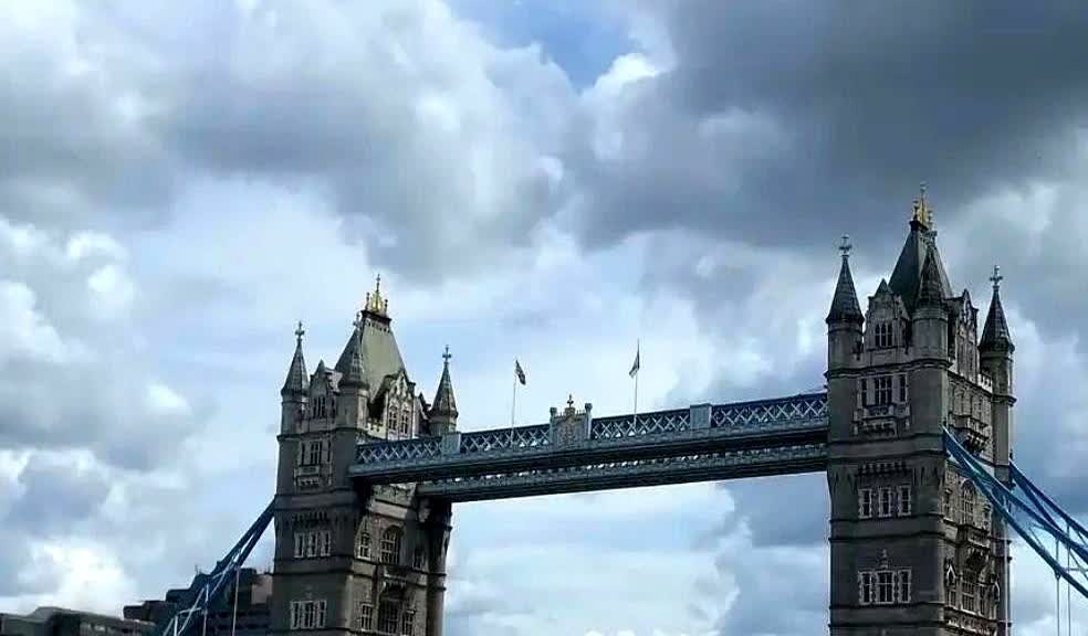 网上都在传孙俪全家搬到了英国，听说在英国买了房子，两个小孩在当地顶尖的学校读书，