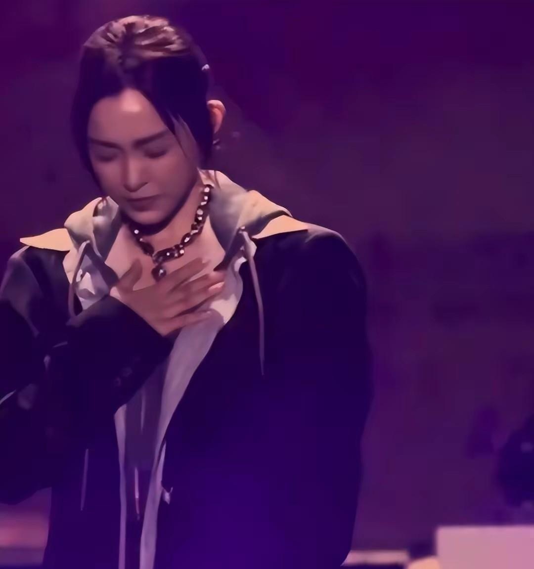 范玮琪演唱会戴大S骨灰项链,唱着唱着就哽咽了,不管是真难过还是假难过,也不应该再
