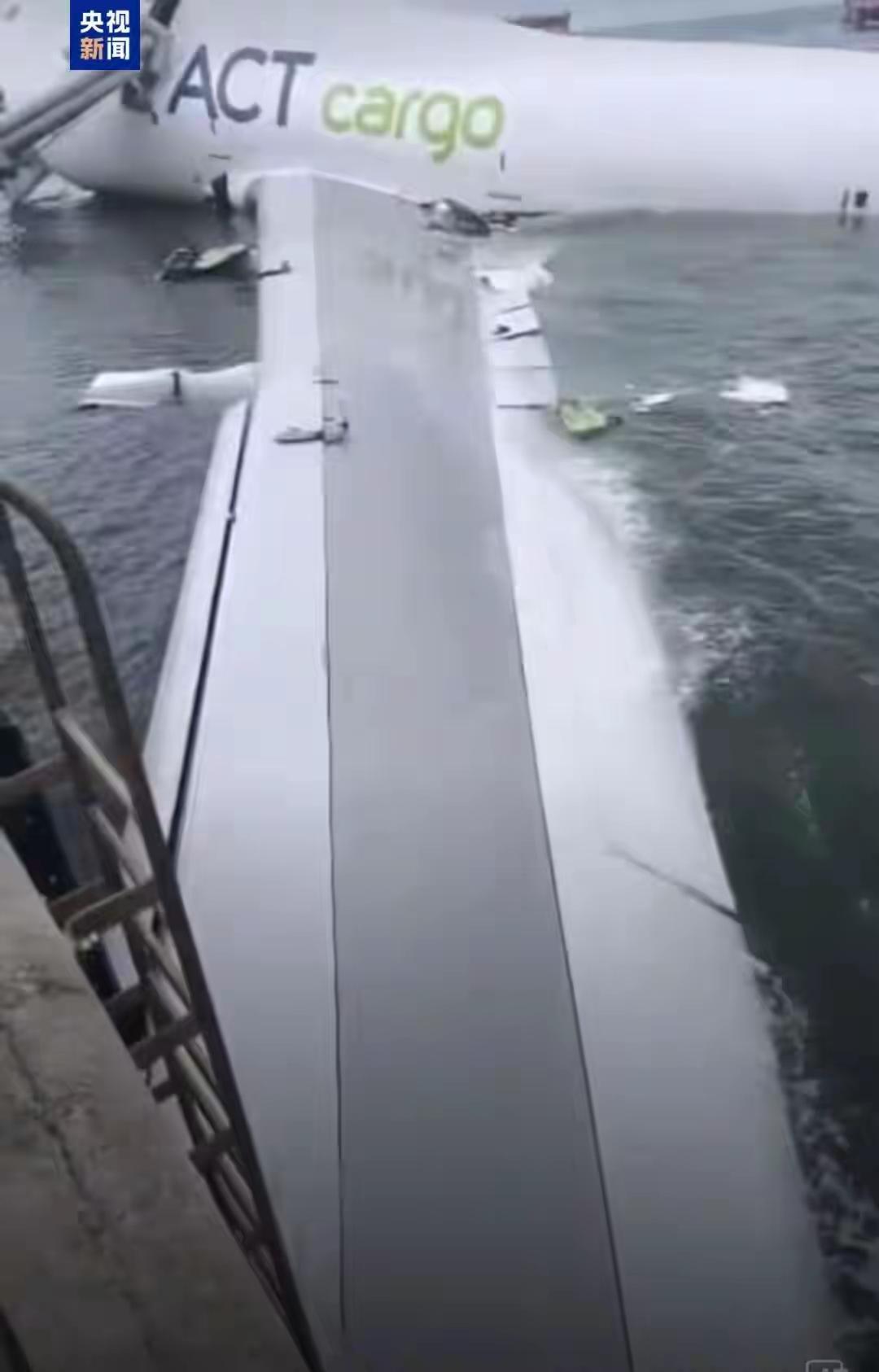 凌晨突发事故！一架飞机在香港机场冲入海中！确认有人员死亡20日凌晨，香港国际