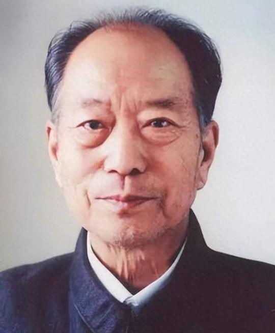 2004年，河南郑州，一位背负罪名、晚年没被平反的老县长去世，没人组织、没人通知