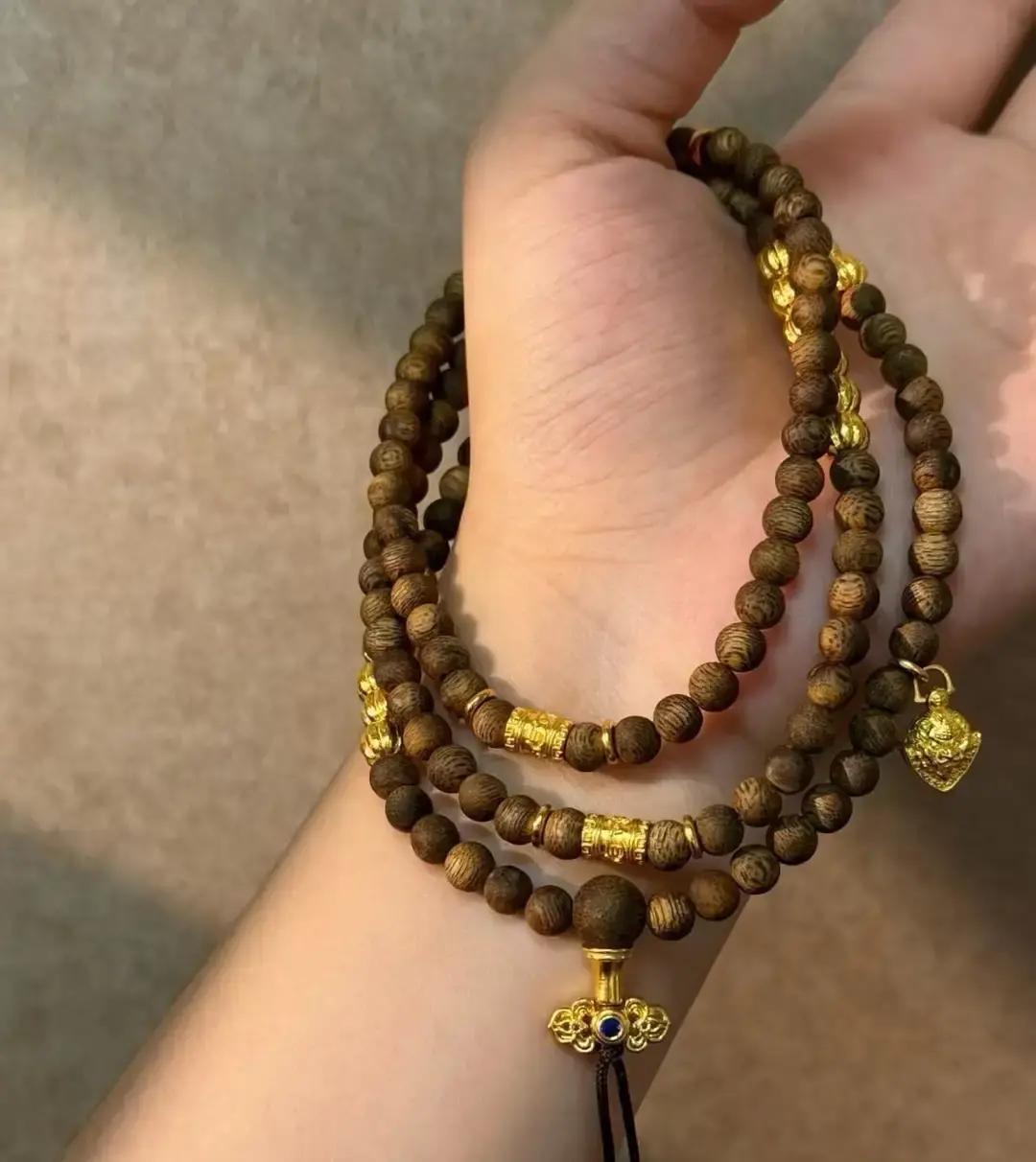 女同事开口借一万，说是给男朋友买个手串我当时心就凉了半截，旁边的邻居还在拱火：