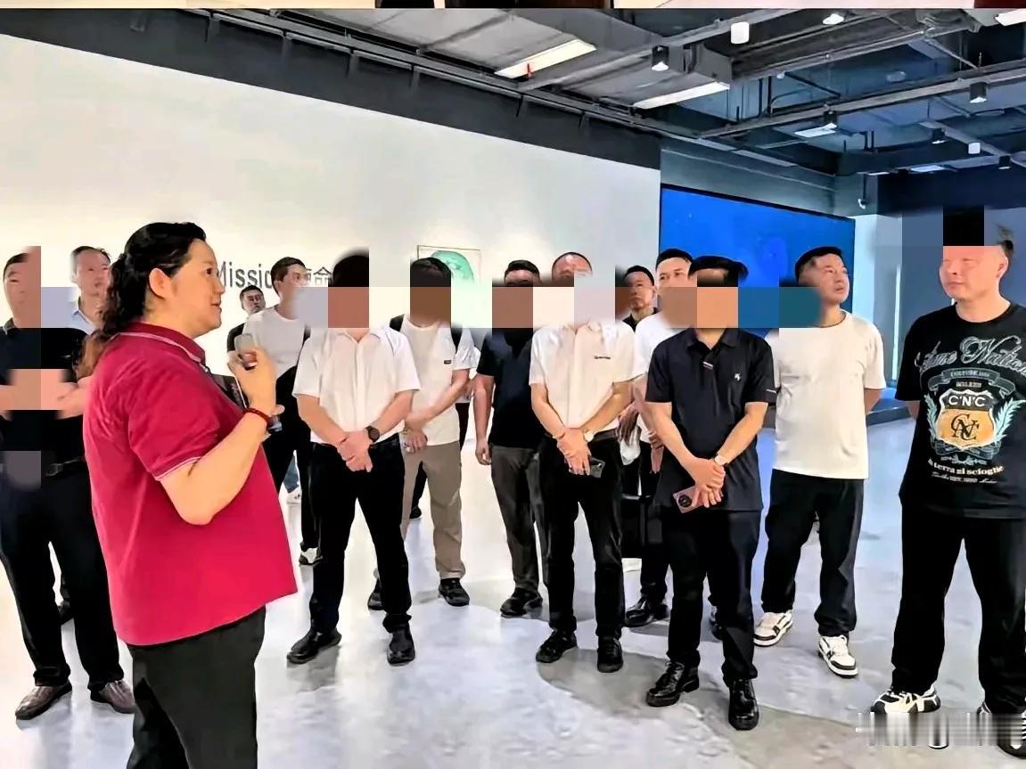 你没想到吧这个胖胖的女人，就是星宇HR的人力总监，她当初裁决这群大学生的时候态度