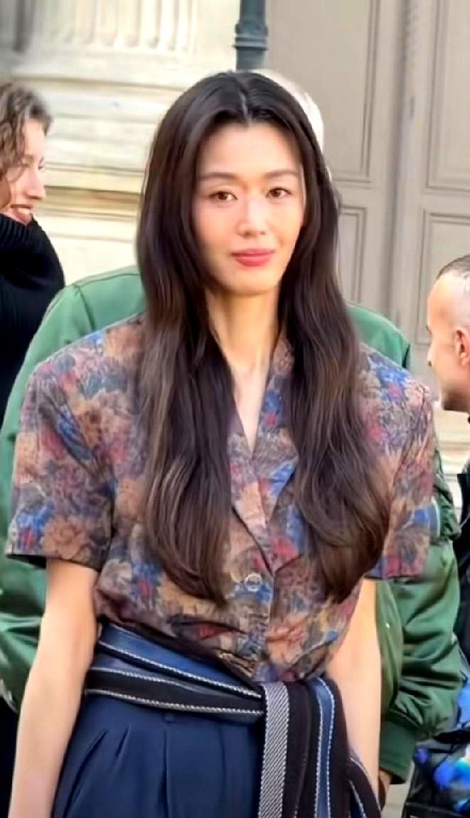 44岁全智贤巴黎生图爆了，有人说她断崖衰老，有人夸她状态封神。刚走完LV秋冬