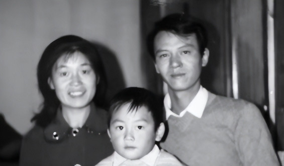 1979年，知青戴建国不顾家人的反对，硬娶痴傻的程玉风为妻，新婚夜，正当戴建国流